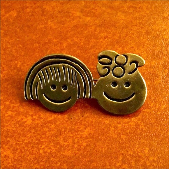 Vintage Copper smiling Children Brooch. - Picture 3 of 13